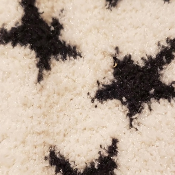 Jenni Women’s Pom Pom Beanie Hat Fuzzy Jacquard White Black Stars-NWT - Picture 3 of 4